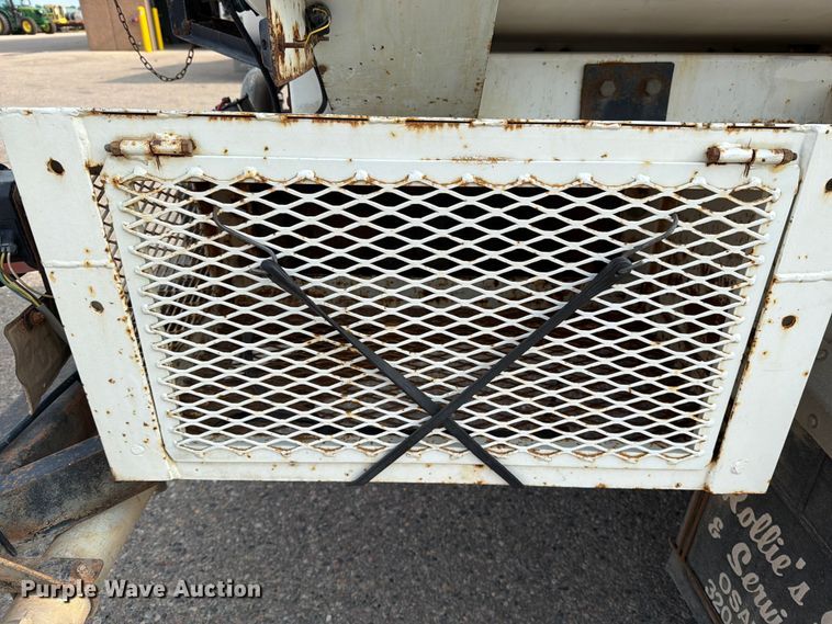 image for item DV8522 1996 Ford LT9000 water truck
