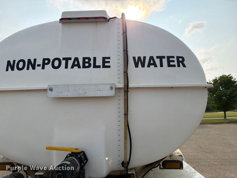 image for item DV8522 1996 Ford LT9000 water truck