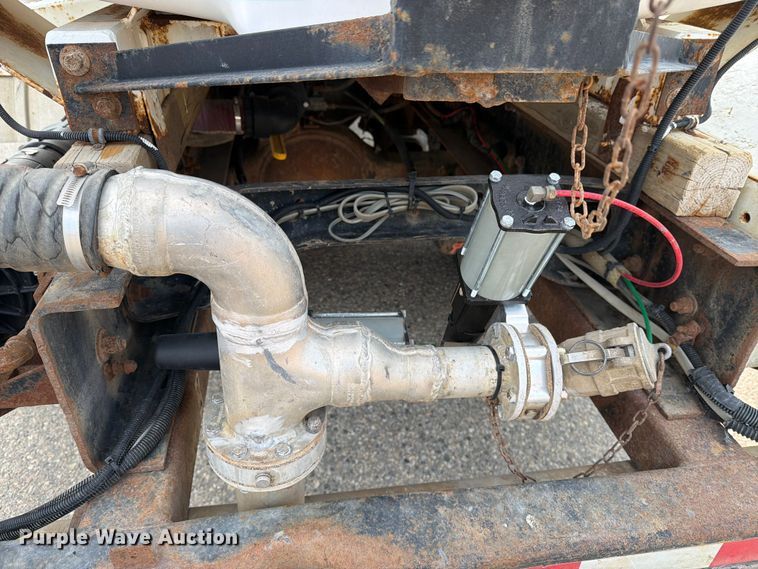 image for item DV8522 1996 Ford LT9000 water truck