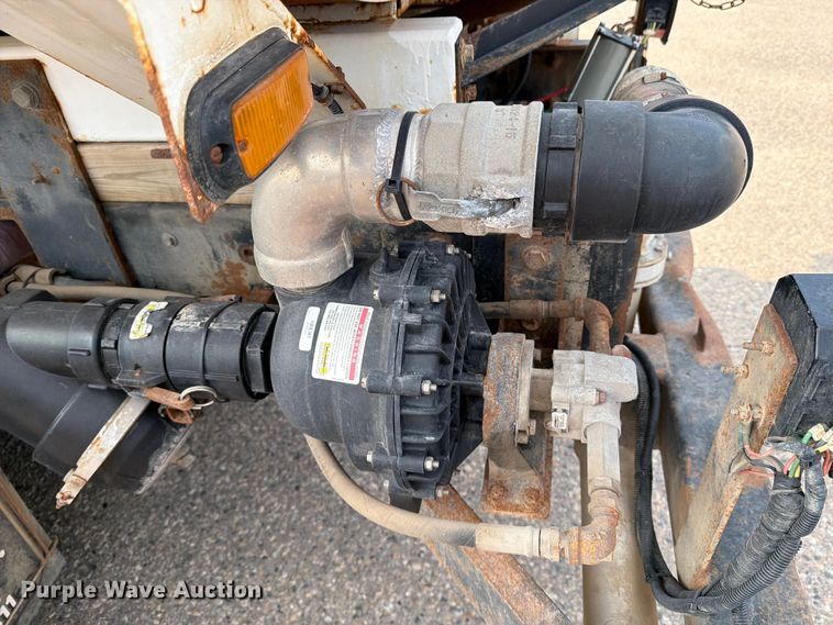 image for item DV8522 1996 Ford LT9000 water truck