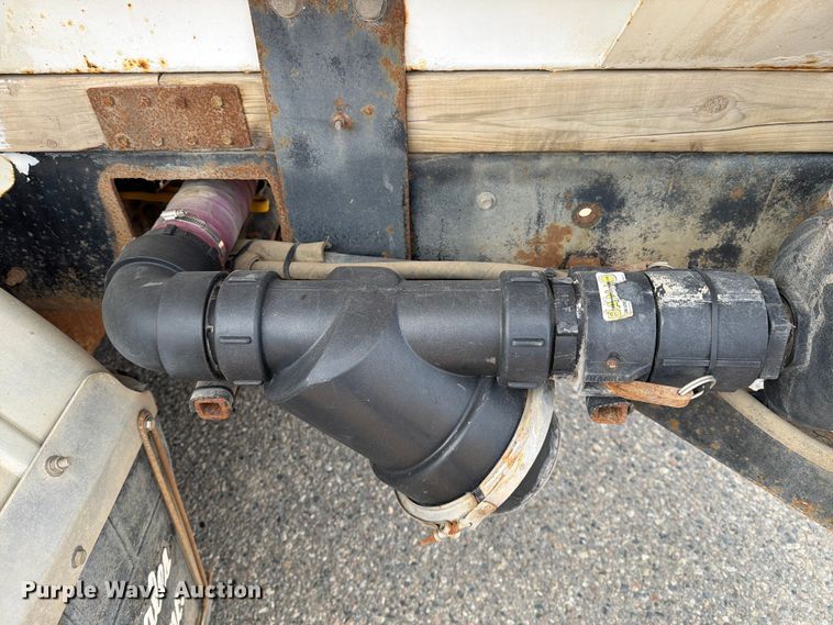 image for item DV8522 1996 Ford LT9000 water truck