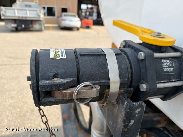 image for item DV8522 1996 Ford LT9000 water truck