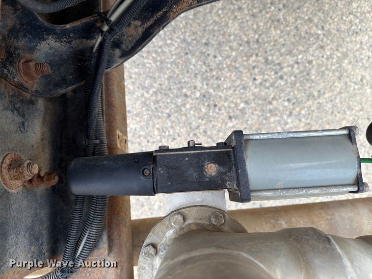 image for item DV8522 1996 Ford LT9000 water truck