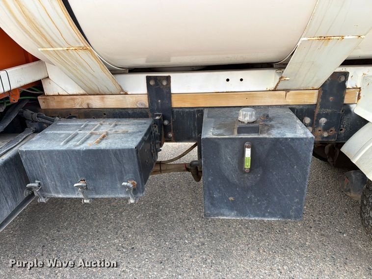 image for item DV8522 1996 Ford LT9000 water truck