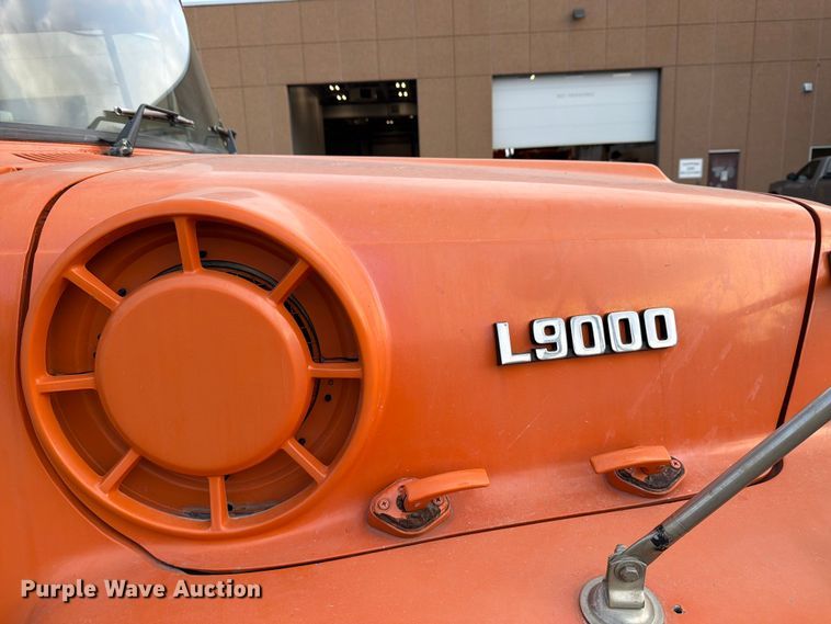 image for item DV8522 1996 Ford LT9000 water truck