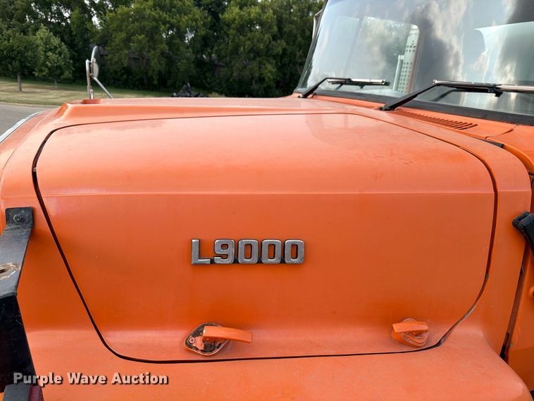 image for item DV8522 1996 Ford LT9000 water truck