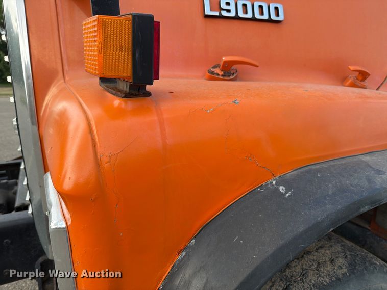 image for item DV8522 1996 Ford LT9000 water truck
