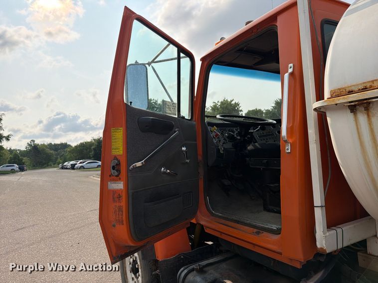 image for item DV8522 1996 Ford LT9000 water truck