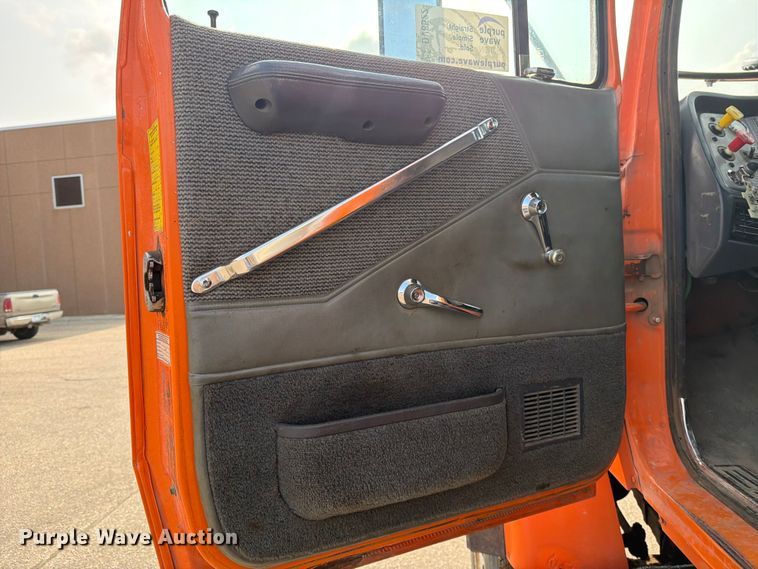 image for item DV8522 1996 Ford LT9000 water truck