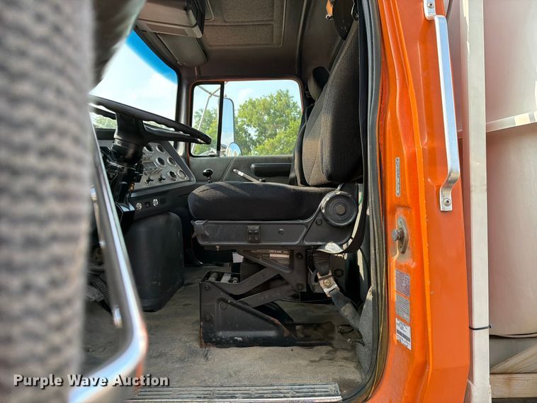 image for item DV8522 1996 Ford LT9000 water truck