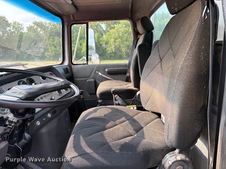 image for item DV8522 1996 Ford LT9000 water truck