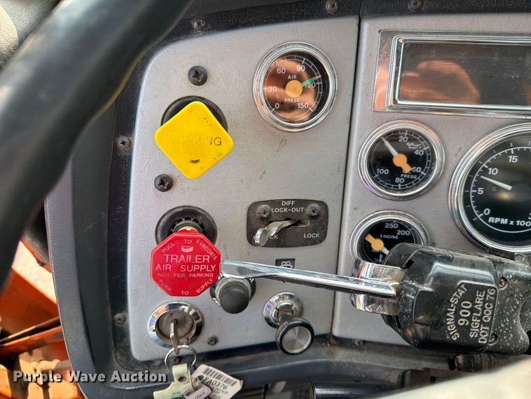 image for item DV8522 1996 Ford LT9000 water truck