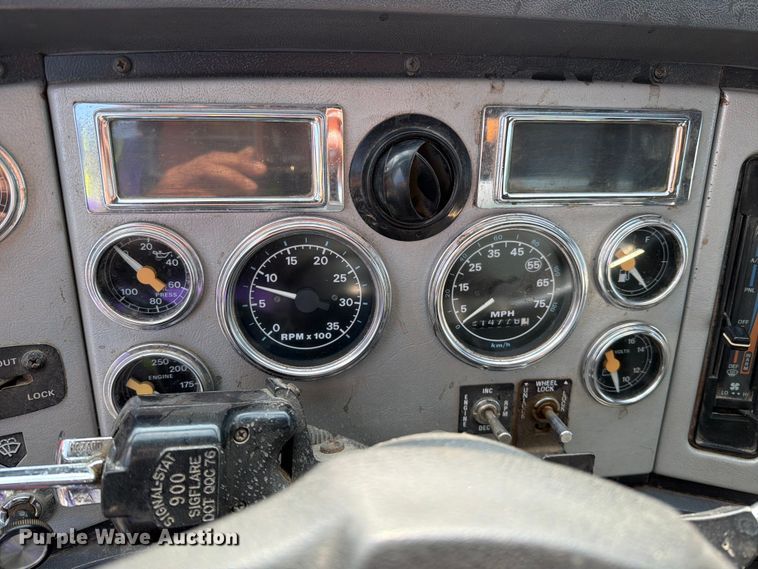 image for item DV8522 1996 Ford LT9000 water truck