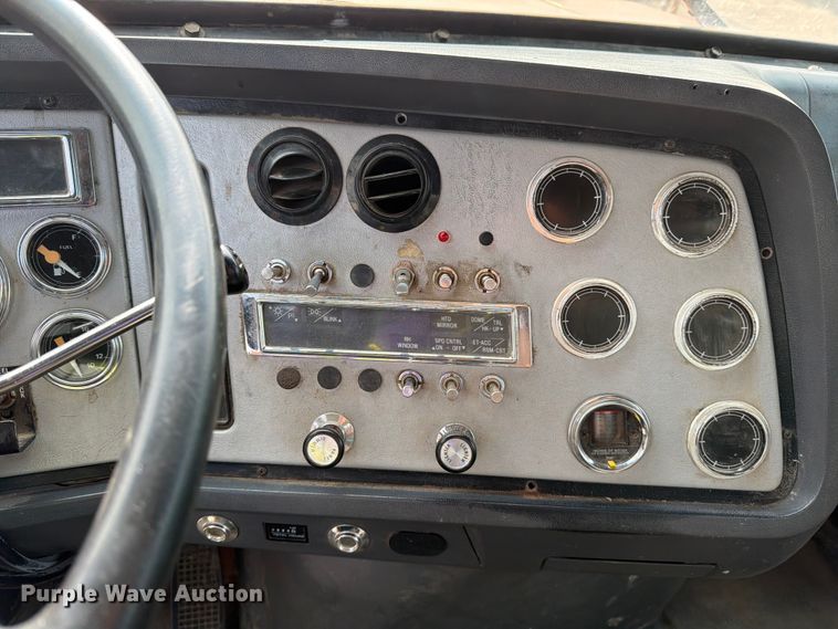 image for item DV8522 1996 Ford LT9000 water truck