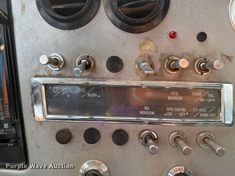 image for item DV8522 1996 Ford LT9000 water truck