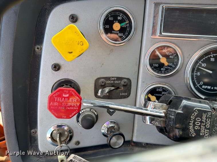 image for item DV8522 1996 Ford LT9000 water truck