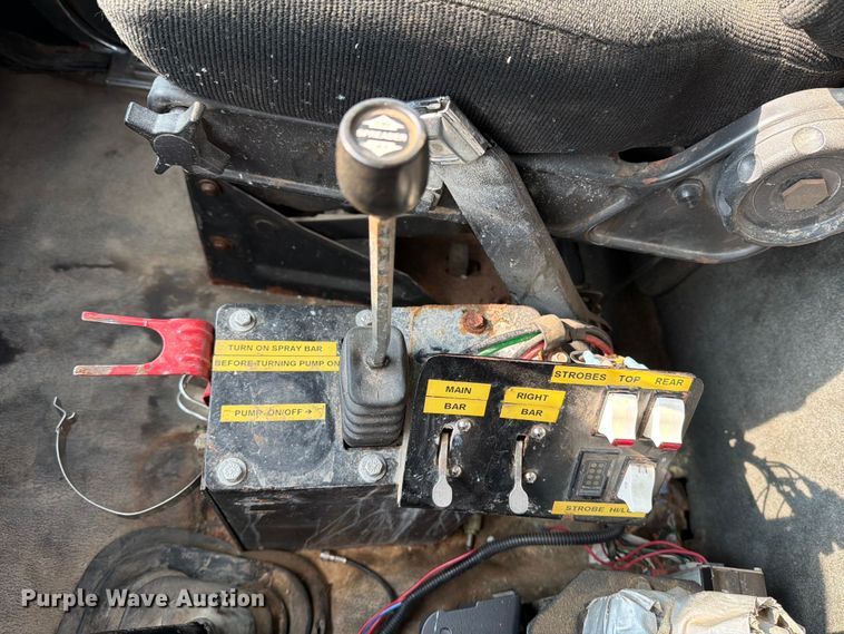 image for item DV8522 1996 Ford LT9000 water truck