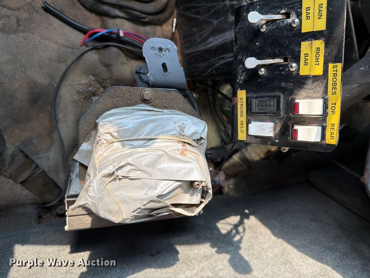 image for item DV8522 1996 Ford LT9000 water truck