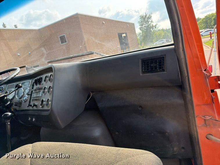 image for item DV8522 1996 Ford LT9000 water truck
