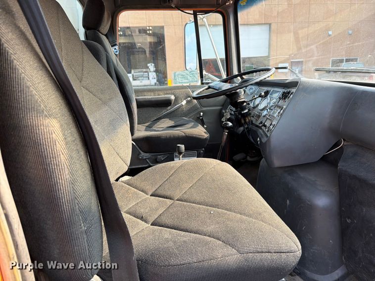 image for item DV8522 1996 Ford LT9000 water truck