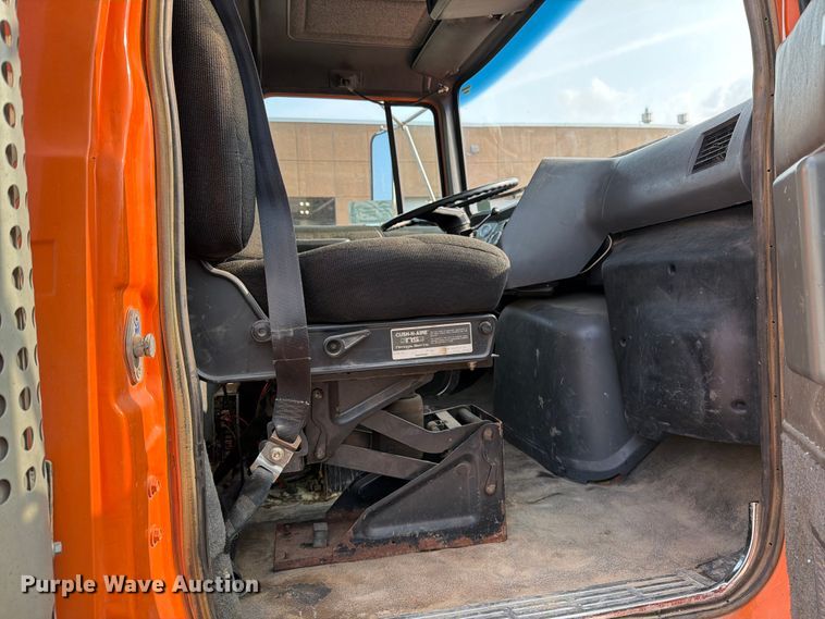 image for item DV8522 1996 Ford LT9000 water truck