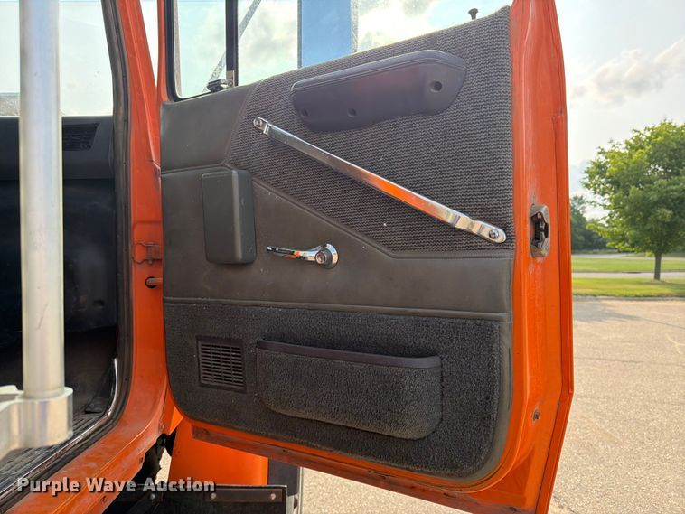 image for item DV8522 1996 Ford LT9000 water truck