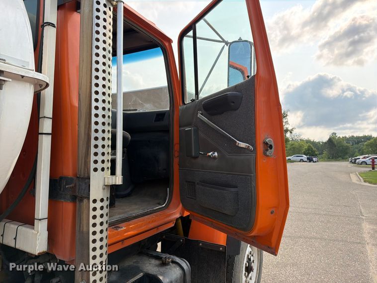 image for item DV8522 1996 Ford LT9000 water truck