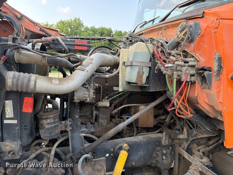 image for item DV8522 1996 Ford LT9000 water truck