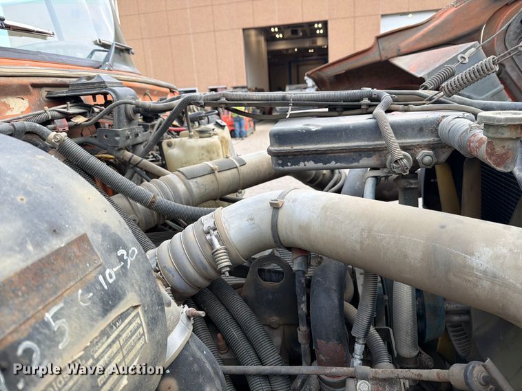 image for item DV8522 1996 Ford LT9000 water truck