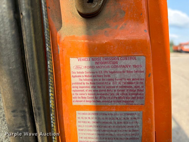 image for item DV8522 1996 Ford LT9000 water truck