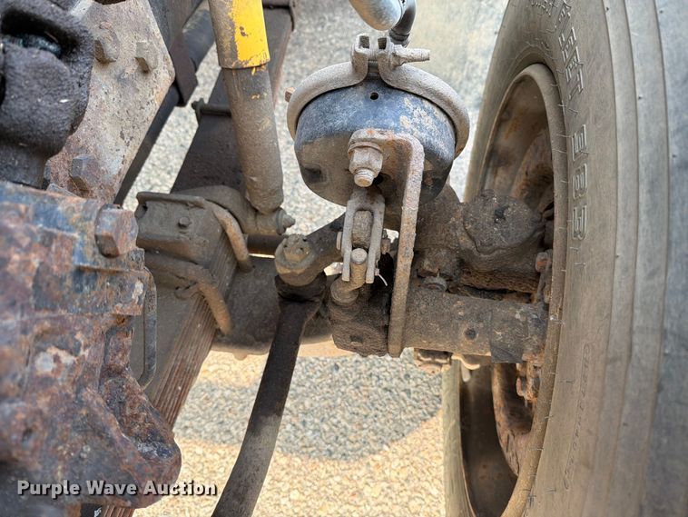 image for item DV8522 1996 Ford LT9000 water truck