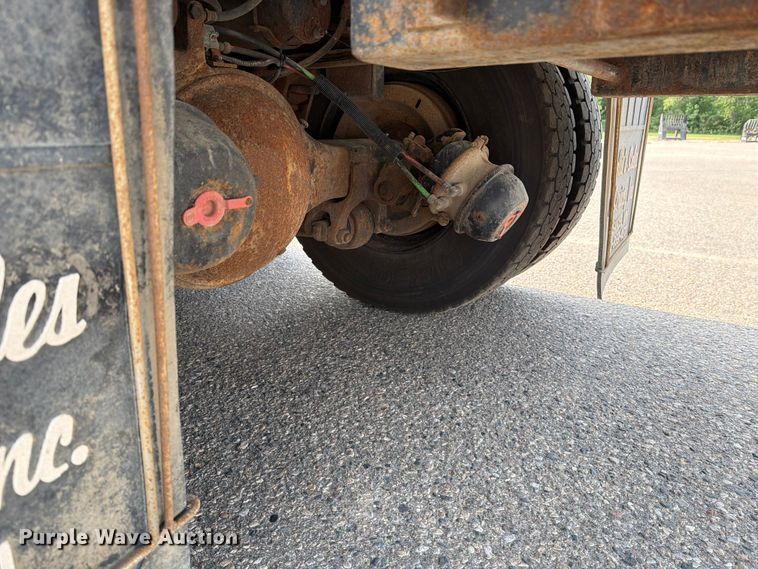 image for item DV8522 1996 Ford LT9000 water truck