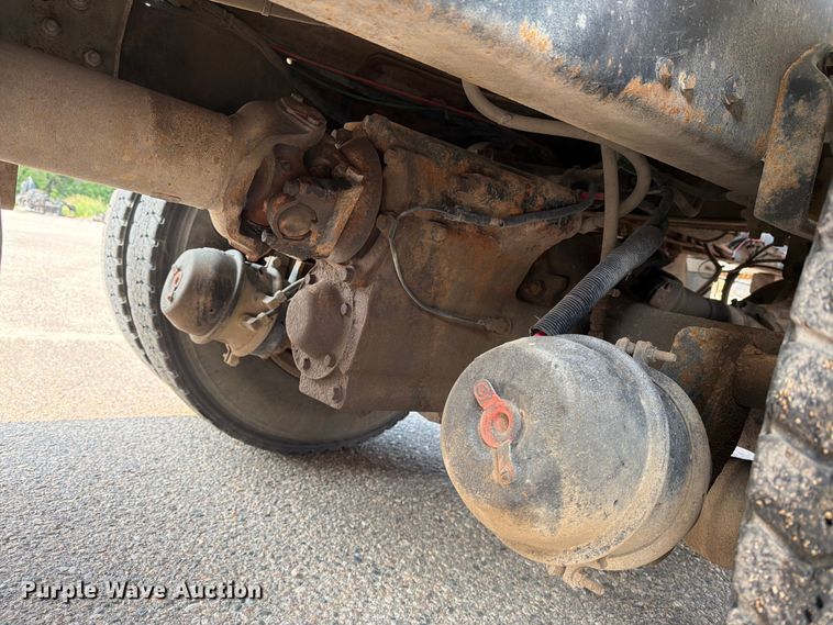 image for item DV8522 1996 Ford LT9000 water truck