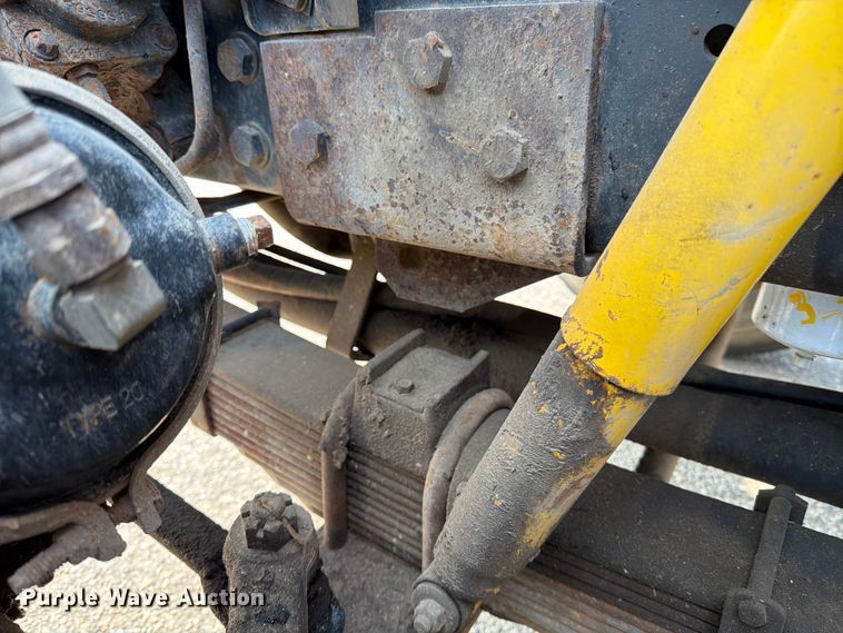 image for item DV8522 1996 Ford LT9000 water truck