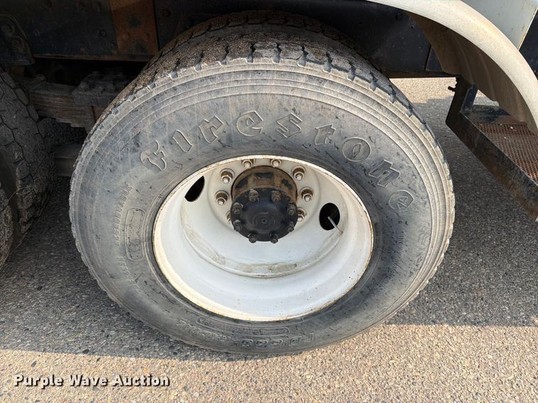 image for item DV8522 1996 Ford LT9000 water truck
