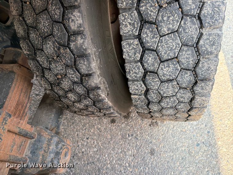 image for item DV8522 1996 Ford LT9000 water truck