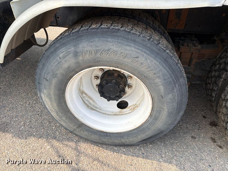 image for item DV8522 1996 Ford LT9000 water truck