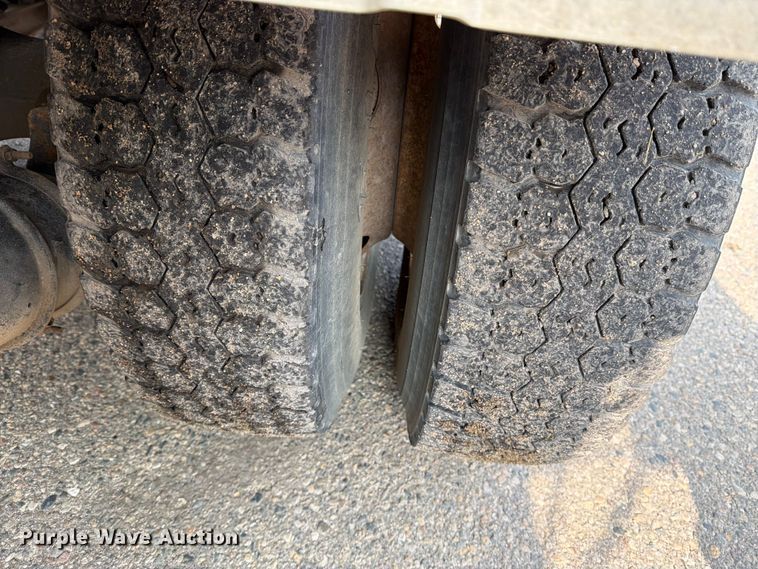 image for item DV8522 1996 Ford LT9000 water truck