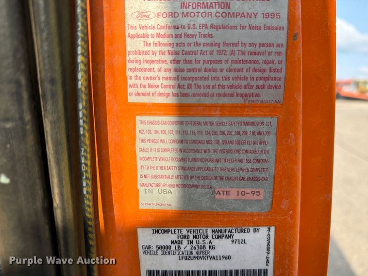 image for item DV8522 1996 Ford LT9000 water truck