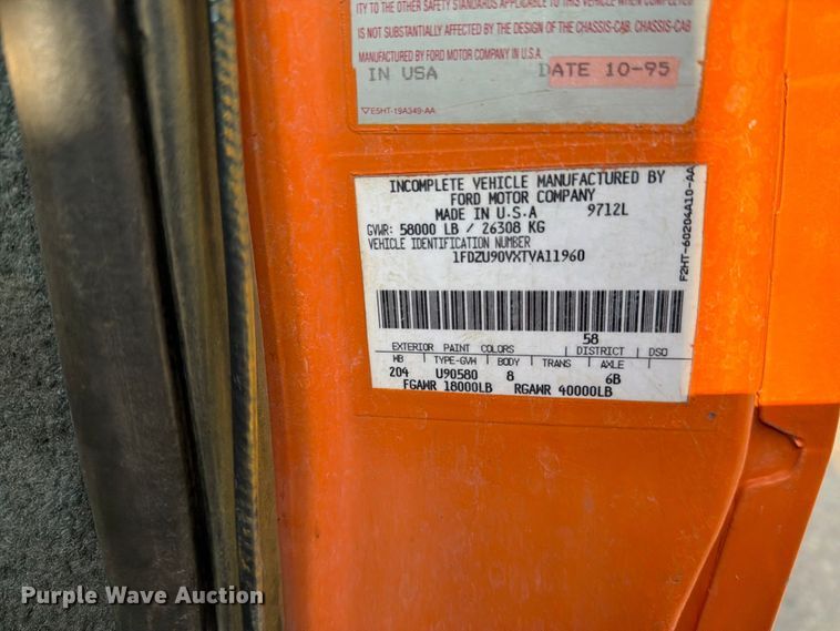 image for item DV8522 1996 Ford LT9000 water truck