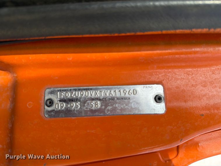 image for item DV8522 1996 Ford LT9000 water truck