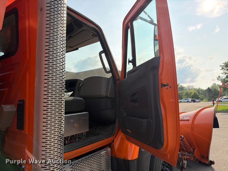 image for item DV8525 2013 International Workstar 7600 dump truck