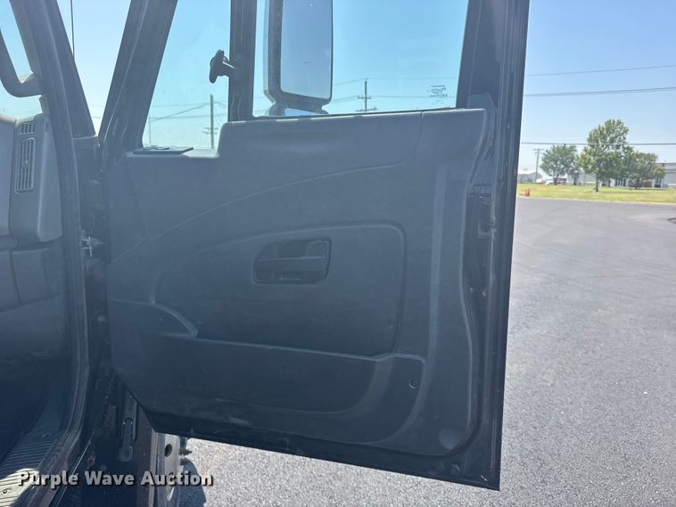 image for item DY3069 2015 International TerraStar Crew Cab flatbed truck