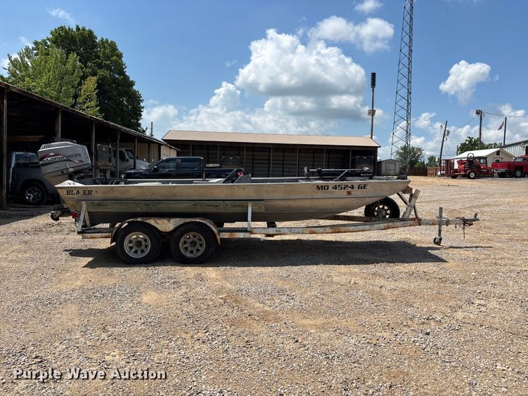 image for item ER3109 1998 Blazer boat