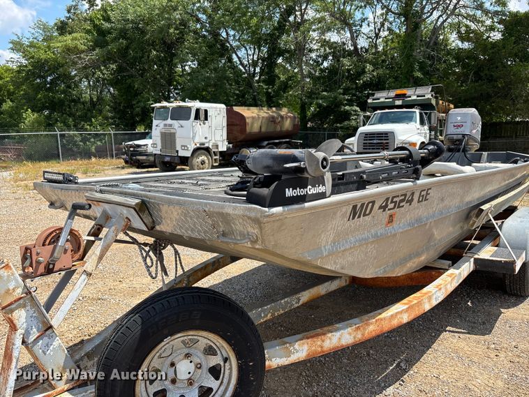 image for item ER3109 1998 Blazer boat