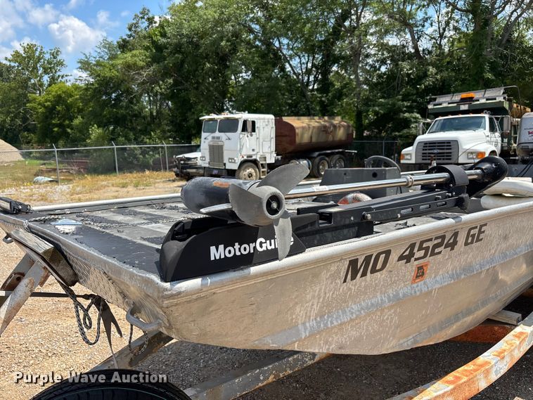 image for item ER3109 1998 Blazer boat