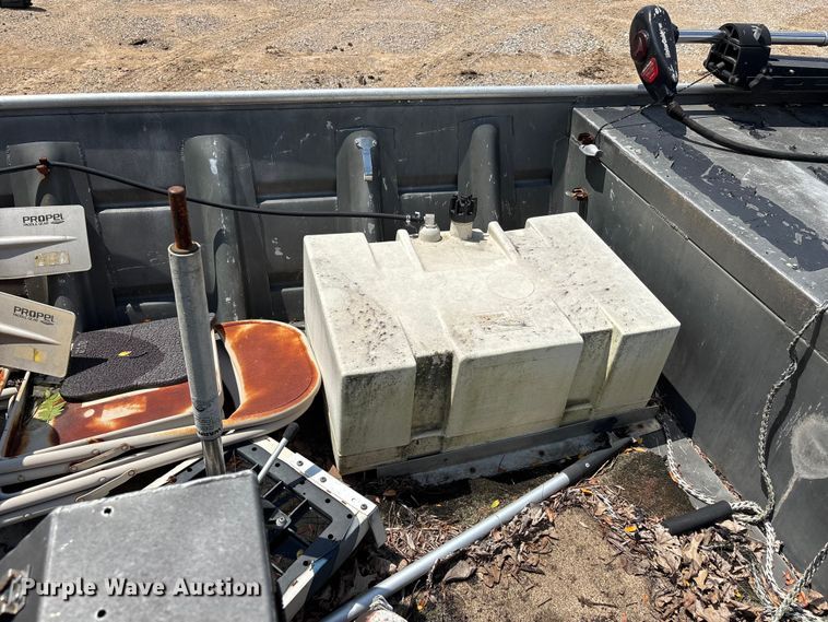 image for item ER3109 1998 Blazer boat