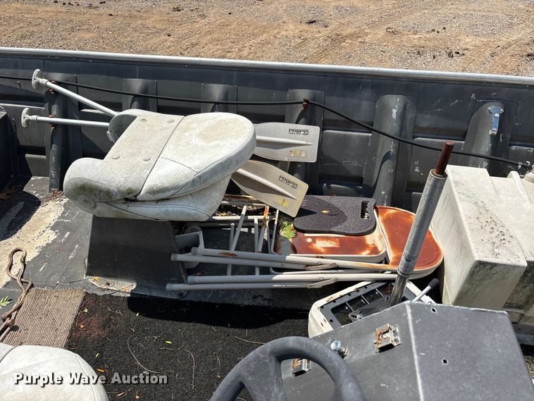 image for item ER3109 1998 Blazer boat