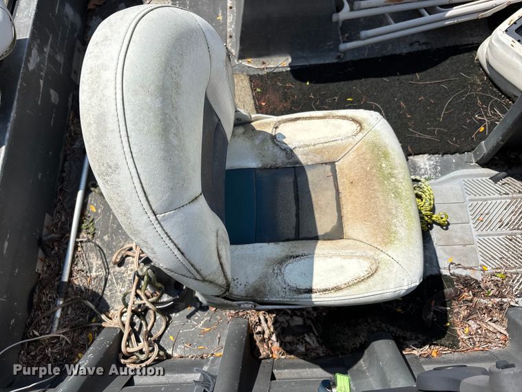 image for item ER3109 1998 Blazer boat