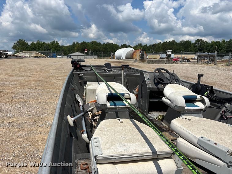 image for item ER3109 1998 Blazer boat